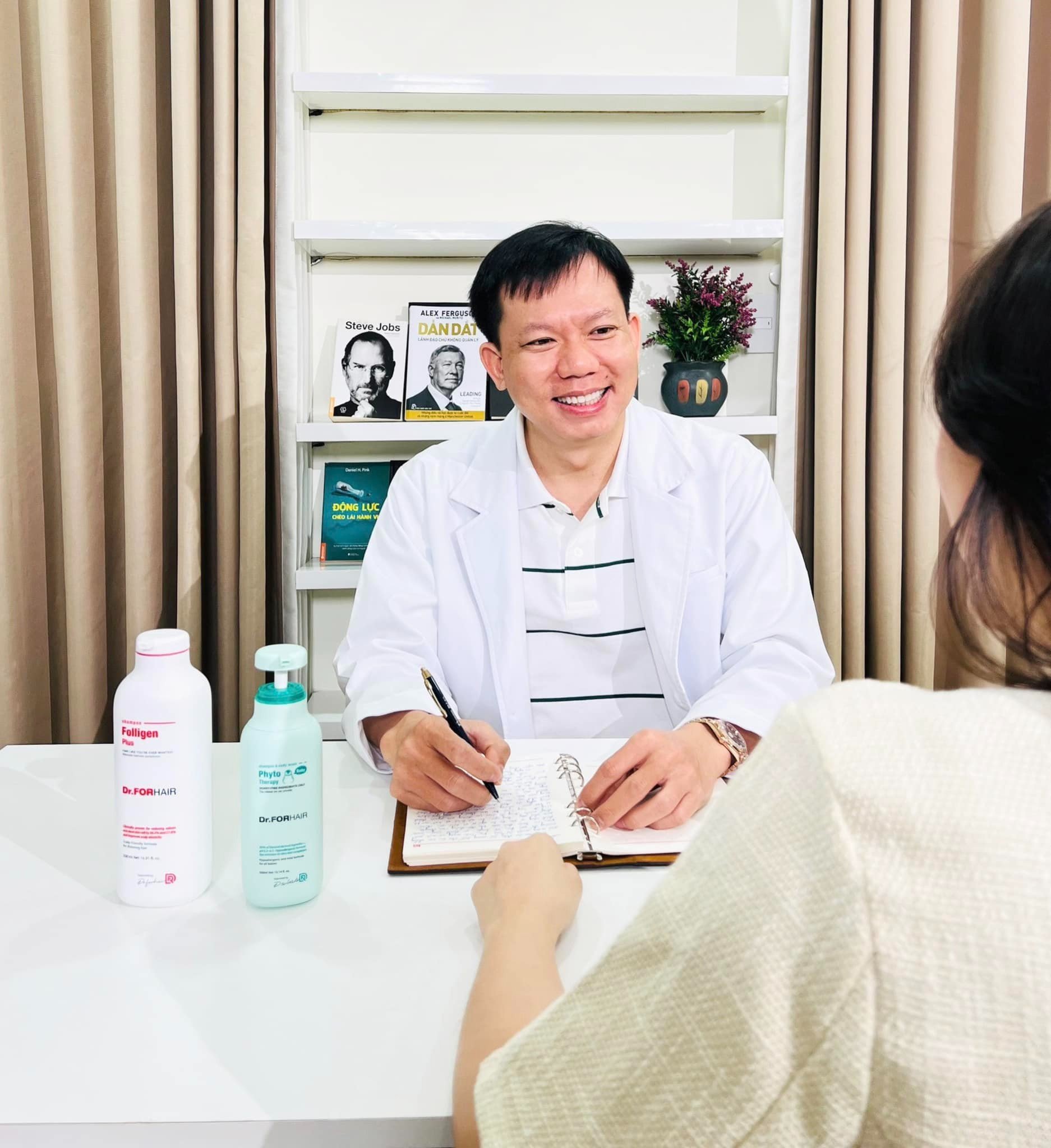 Bác sĩ chuyên khoa IVF (Bệnh viện Từ Dũ) - Bác sĩ Cao Hữu Thịnh đã công nhận bộ đôi Folligen Original và Phyto Therapy Baby là sản phẩm an toàn cho mẹ bỉm và trẻ sơ sinh của Dr.FORHAIR.